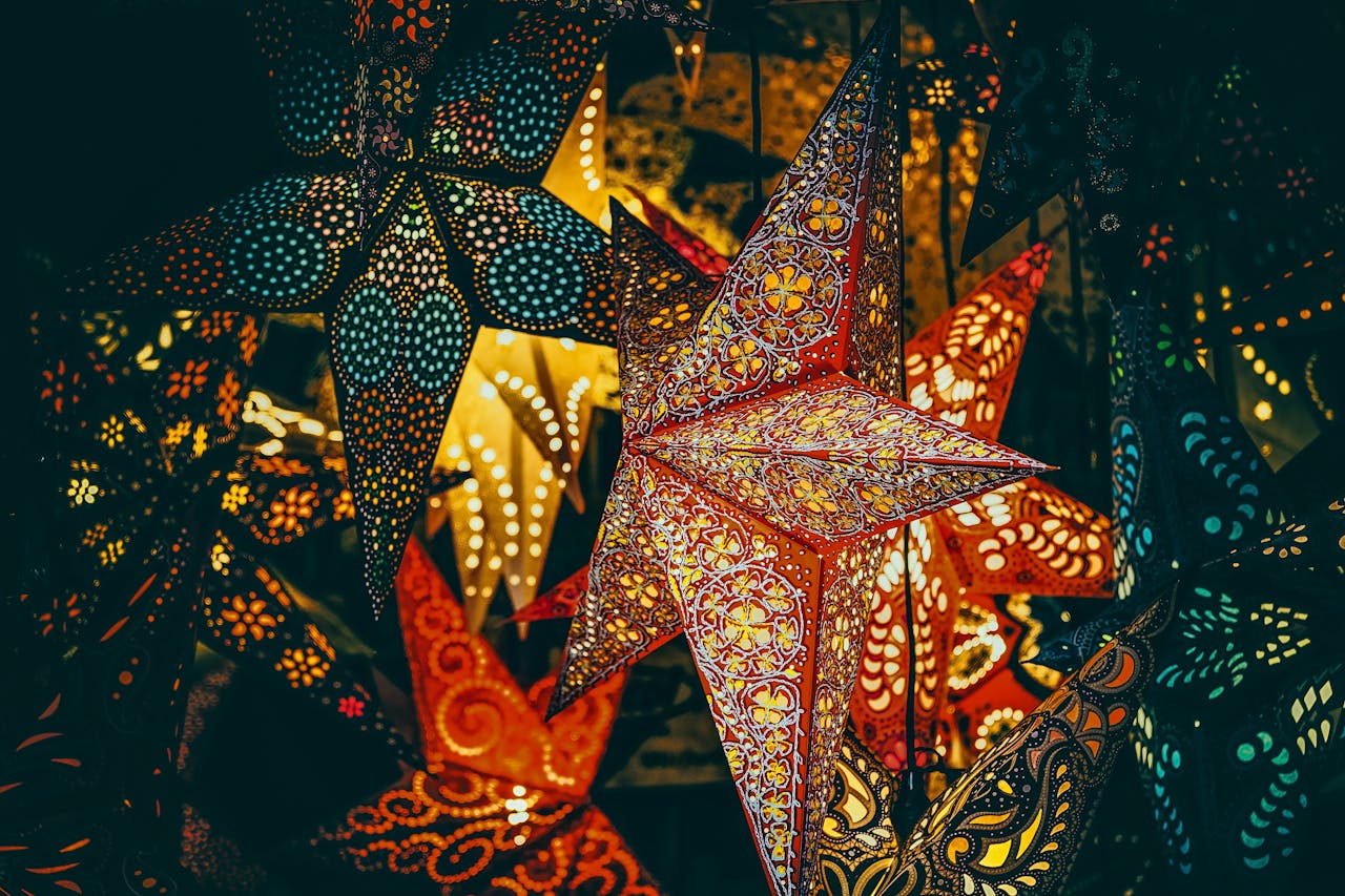 cta-02 Beautiful star-shaped lanterns lit up at Freiburg's Christmas market, showcasing festive lights and creativity.