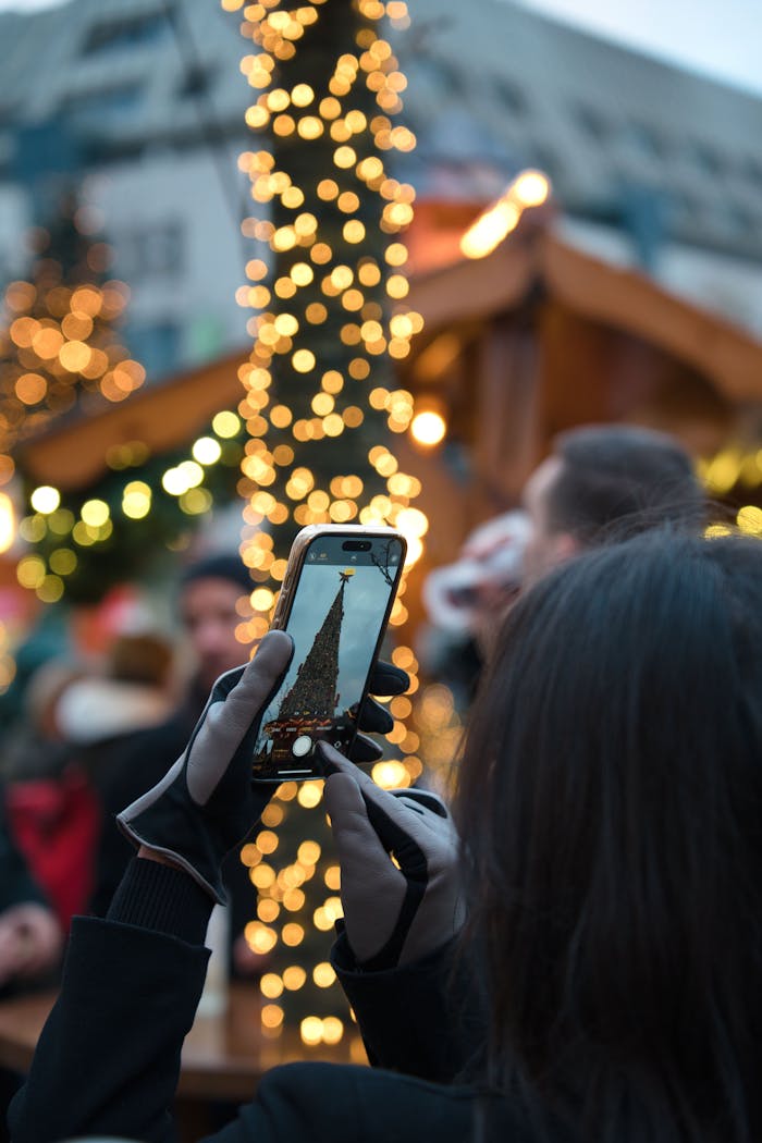 portfolio-01 A festive scene of a Christmas market in Düsseldorf captured on a smartphone.