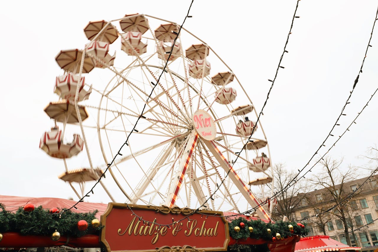 Die Bedeutung von Wintertraditionen: Warum Märkte wie der Köln Wintermarkt wichtig für die Gesellschaft sind Enjoy the festive vibe at Kassel Christmas Market with a large ferris wheel and string lights.