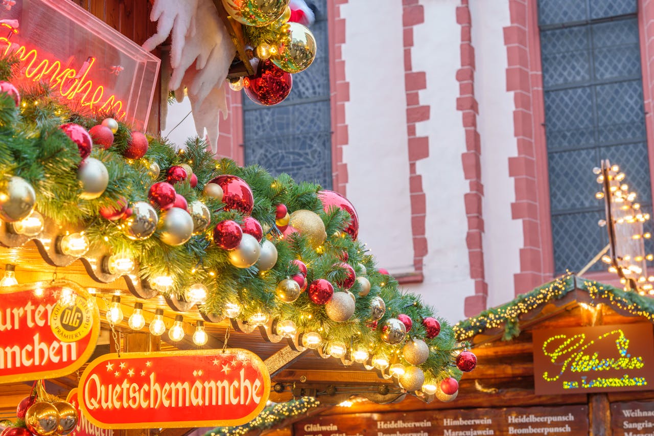 portfolio-05 Vibrant Christmas market stall adorned with festive greenery and ornaments, creating a cozy holiday atmosphere.
